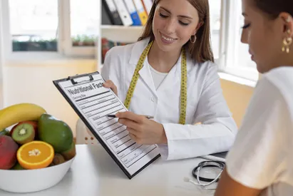 Une nutritionniste présentant un document à un patient