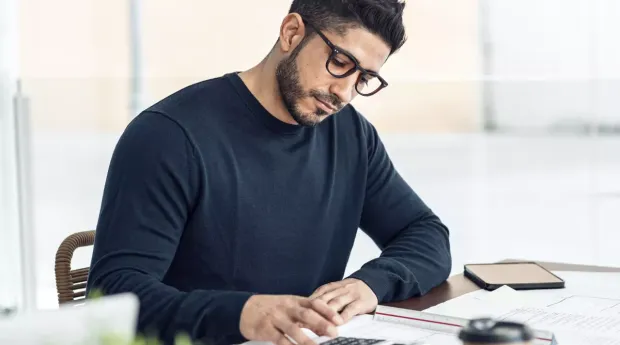Un homme beaucoup trop beau faisant semblant de travailler
