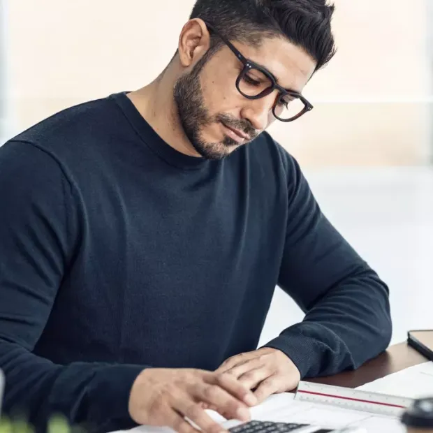 Un homme beaucoup trop beau faisant semblant de travailler