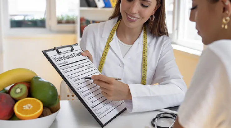 Une nutritionniste présentant un document à un patient
